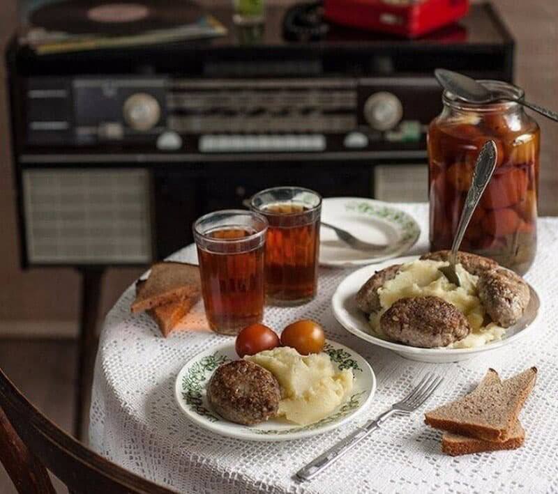 Магнитола, котлеты и компот. Остается только пригласить девушку культурно провести вечер ?