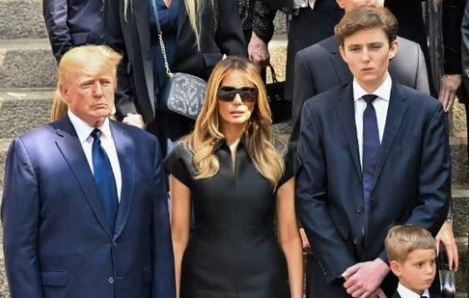 Очередная книга о Трампе и его «слабостях». Бывший президент США Дональд Трамп завидует росту сына Бэррона, утверждается в новой книге