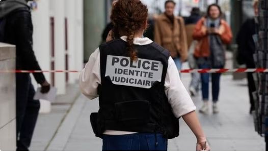 Инцидент с безопасностью в Париже: женщина в хиджабе, которая угрожала, застрелена полицейскими