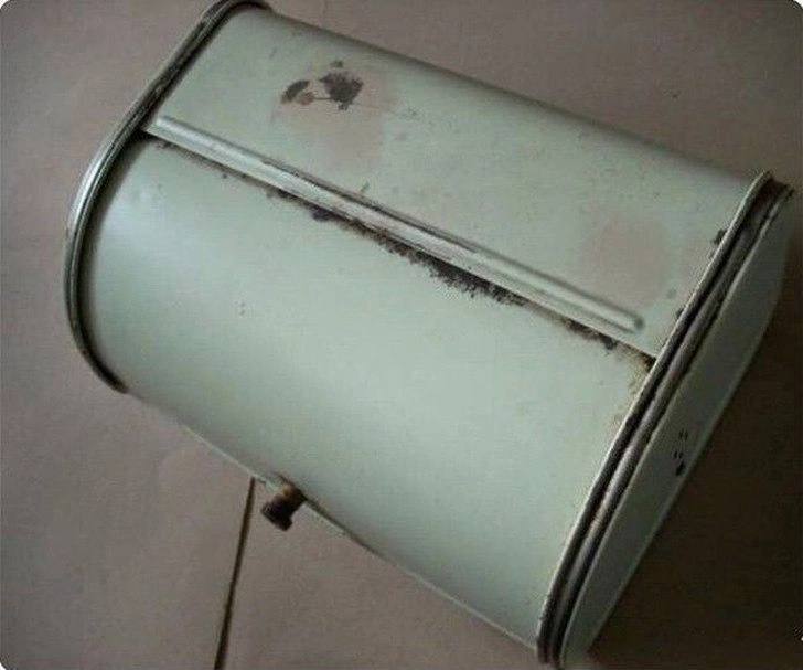 Навepное у любого чeловека, котopый жил в СССР была такая хлебница. У Вас такая же была?