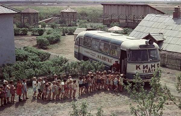 Передвижной кинотеатр для детей 1950-е. Кто такое помнит ?