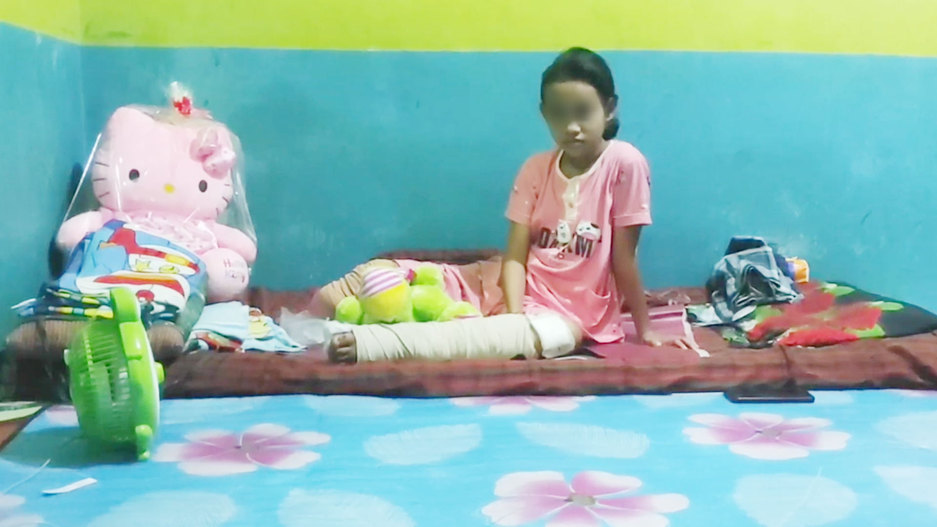 Спасите Кошку, ноги Мальчика переехали грузовик. Герой мальчик