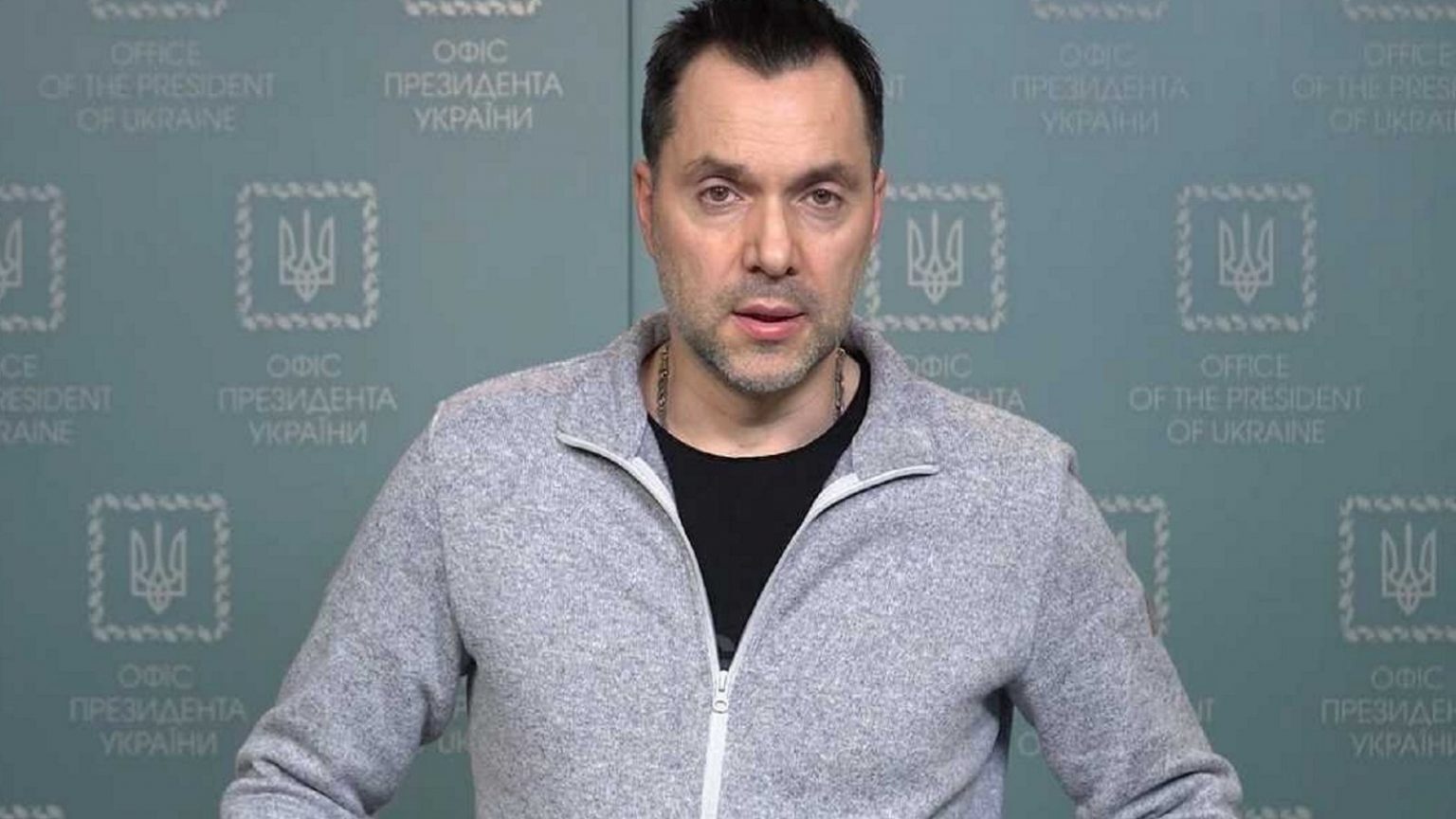 Арестович выразил мнение о наступившей сложной ситуации на фронте и подчеркнул важность проведения мирных переговоров с Россией.