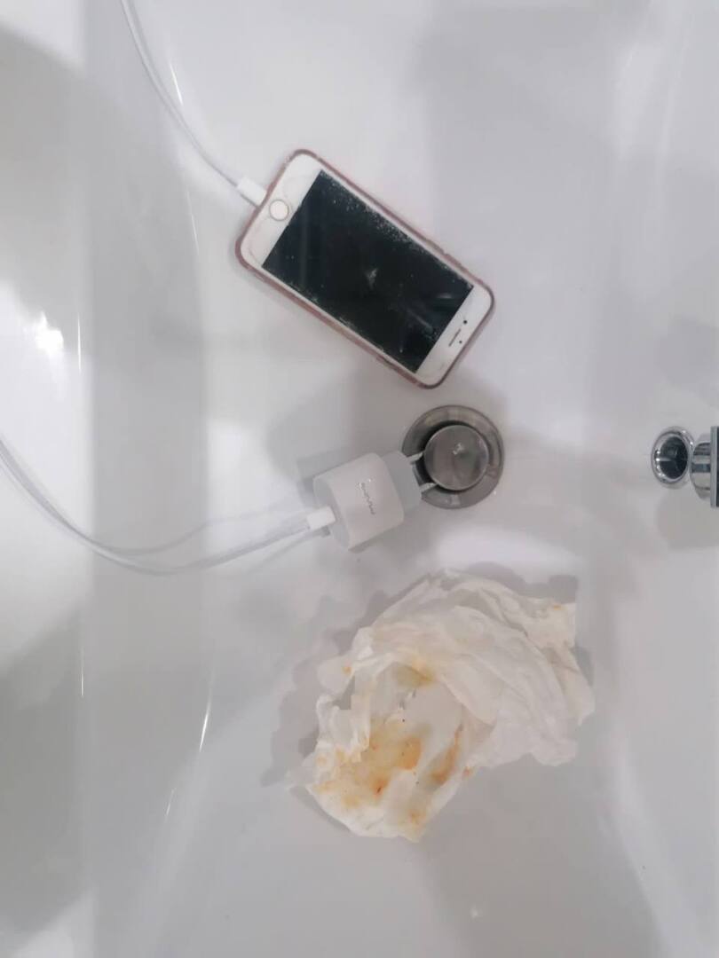 Девочка погибла в ванной, держа в руках заряжающийся смартфон