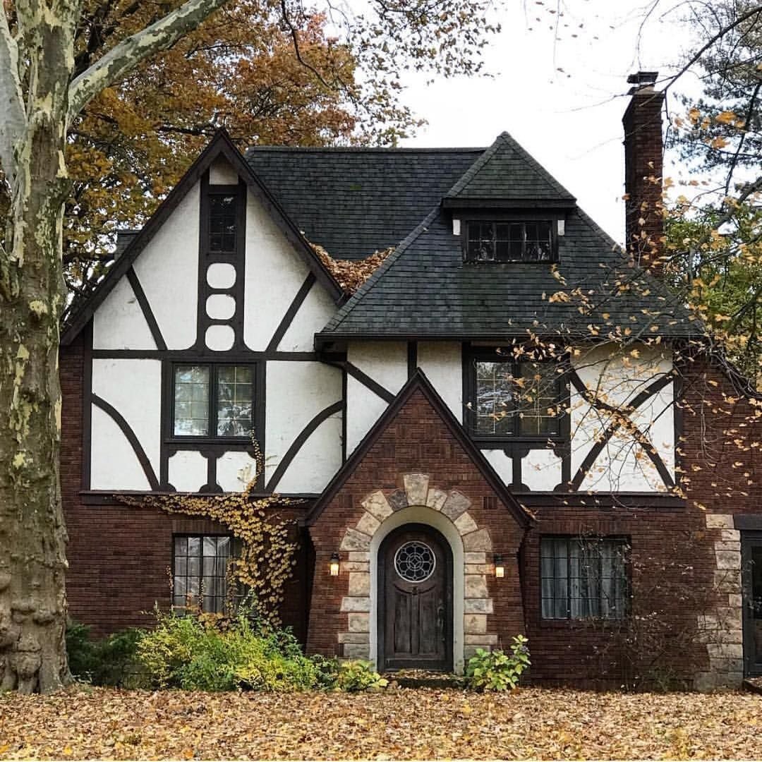 How this house. Особняк Тюдоров в Англии. Стиль Тюдор (Tudor Revival Cottage). Особняк Тюдор Готика. Английский стиль фахверк Тюдор.