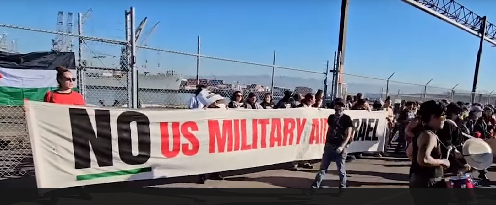 Военный корабль США заблокирован пропалестинскими протестующими на фоне гнева по поводу поддержки Израиля