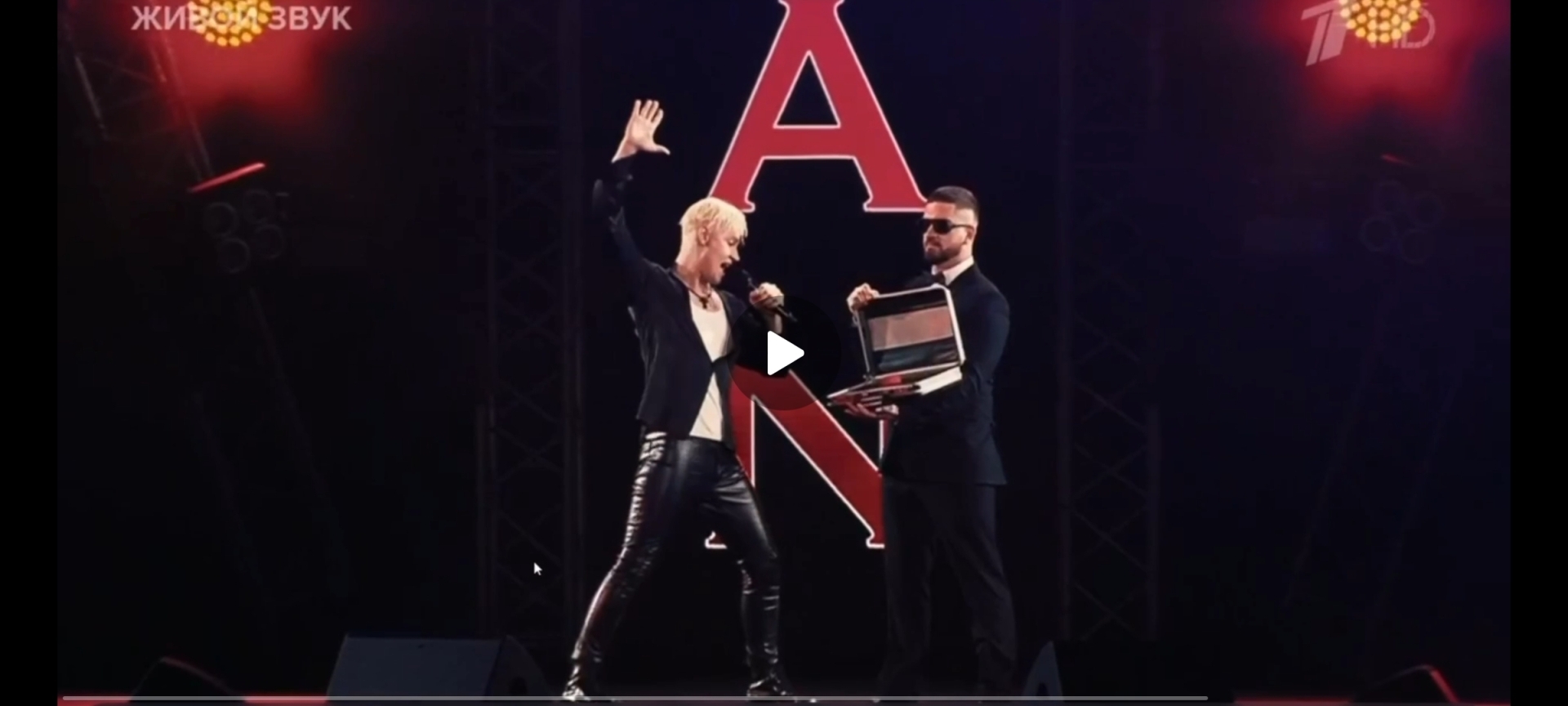 Шаман Нажал на Муляж Ядерной Кнопки на Сцене: Провокация или Искусство?