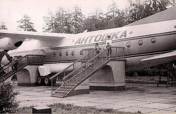 Пассажирский самолёт Ан-10, который стал детским кафе. Во многих городах было такое. А у вас?