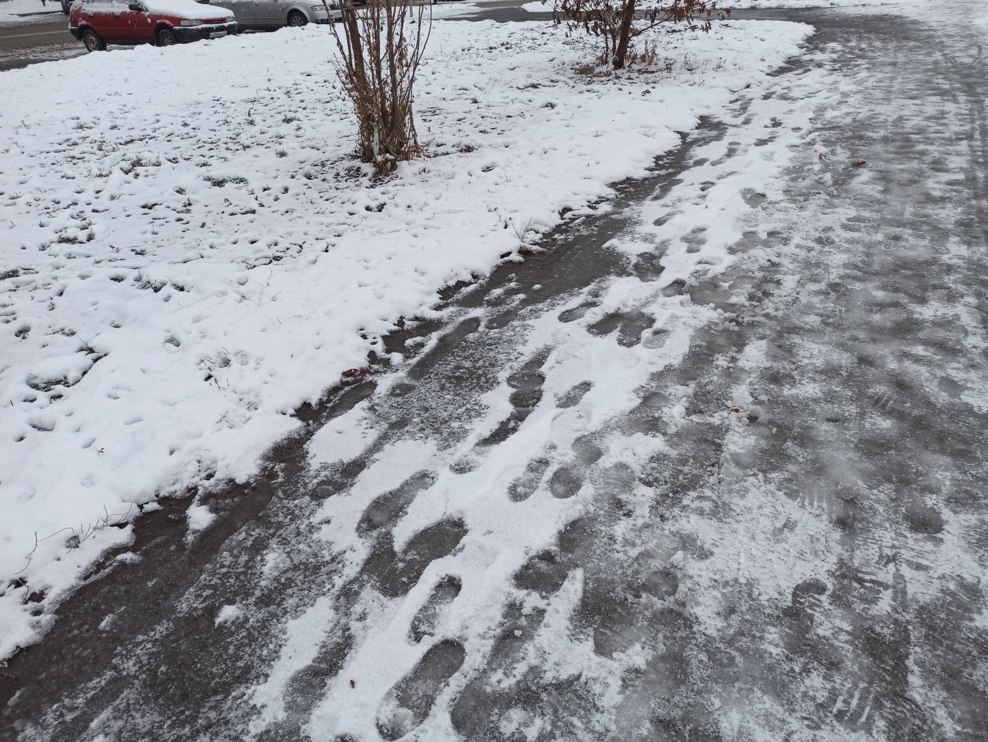 Поскользнулся, упал, очнулся – гипс. Кто виноват? В каком размере требовать компенсацию за падение в гололед?