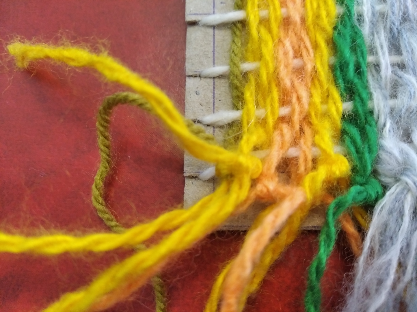 Пряжа нитки, картон и немного терпения - выйдет отличный коврик