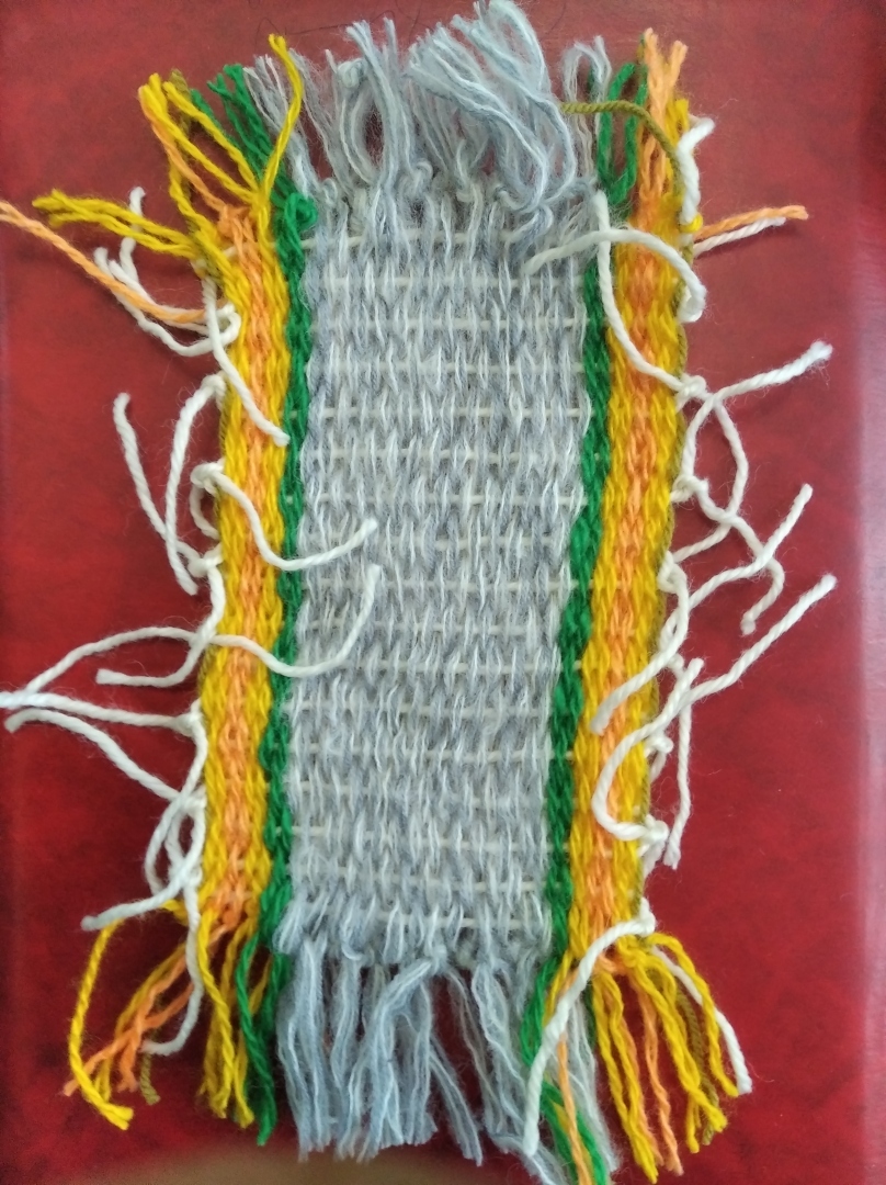 Пряжа нитки, картон и немного терпения - выйдет отличный коврик