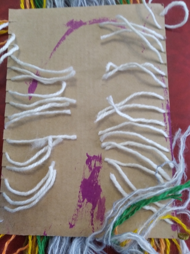 Пряжа нитки, картон и немного терпения - выйдет отличный коврик