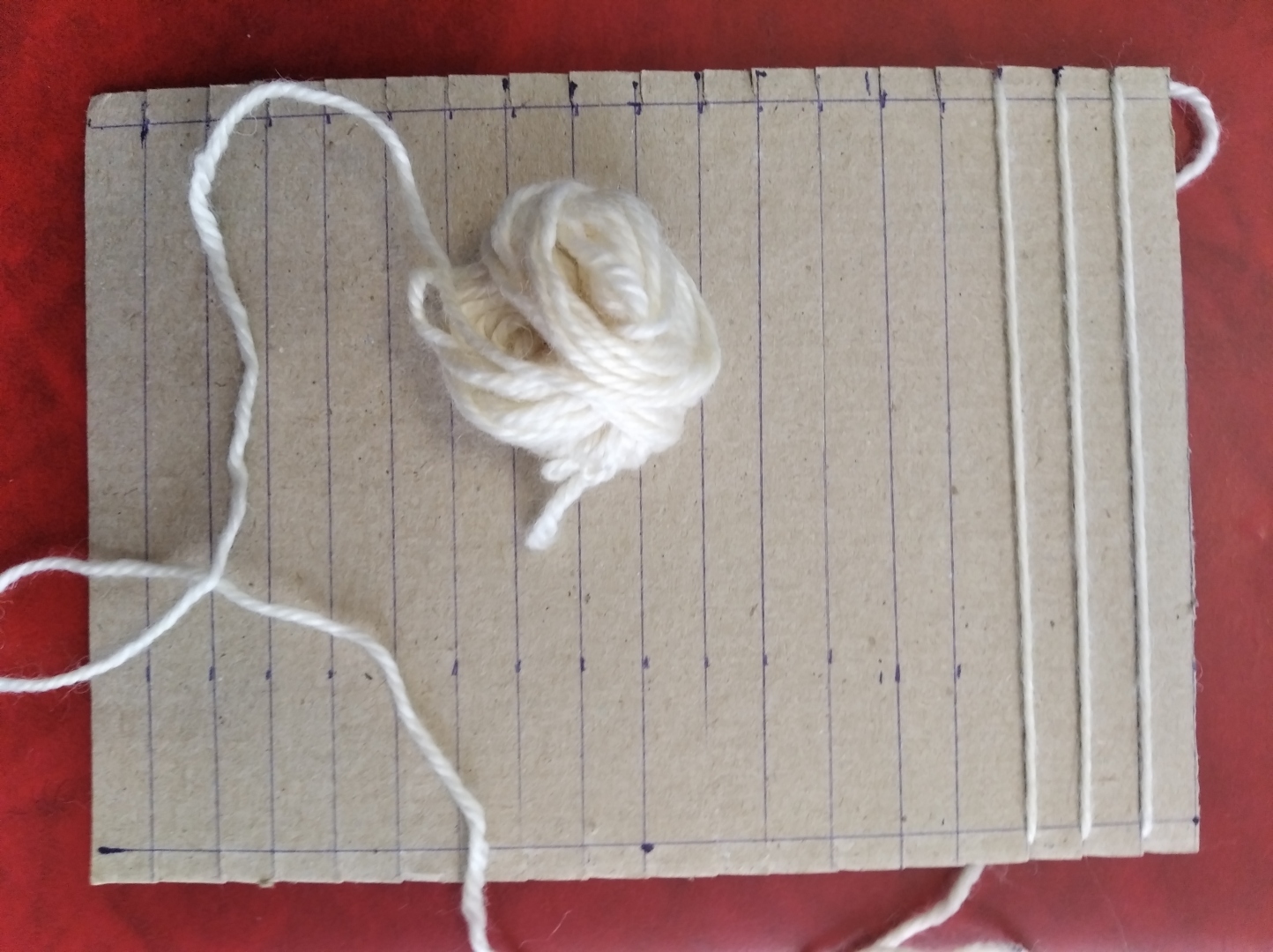 Пряжа нитки, картон и немного терпения - выйдет отличный коврик