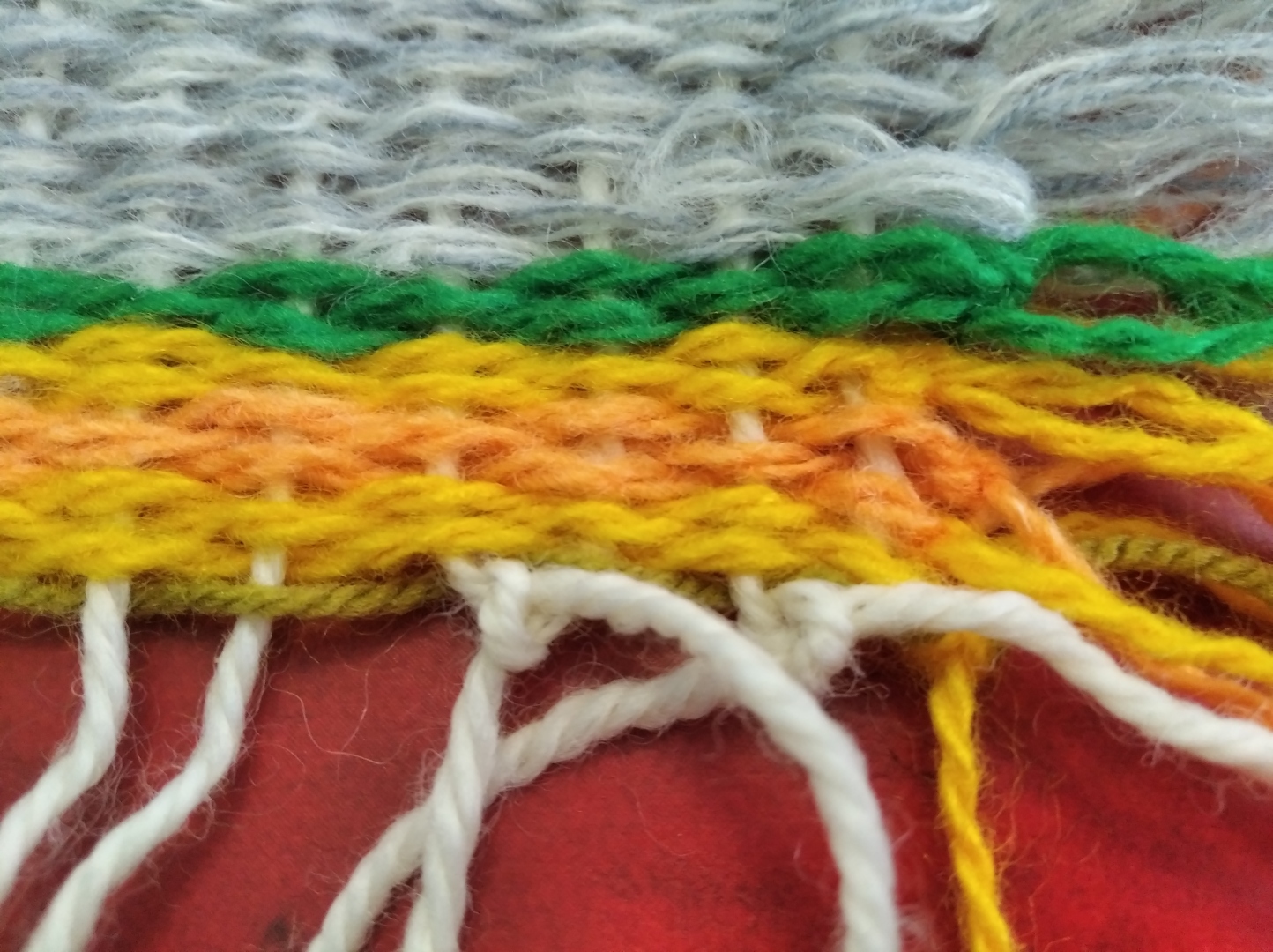 Пряжа нитки, картон и немного терпения - выйдет отличный коврик