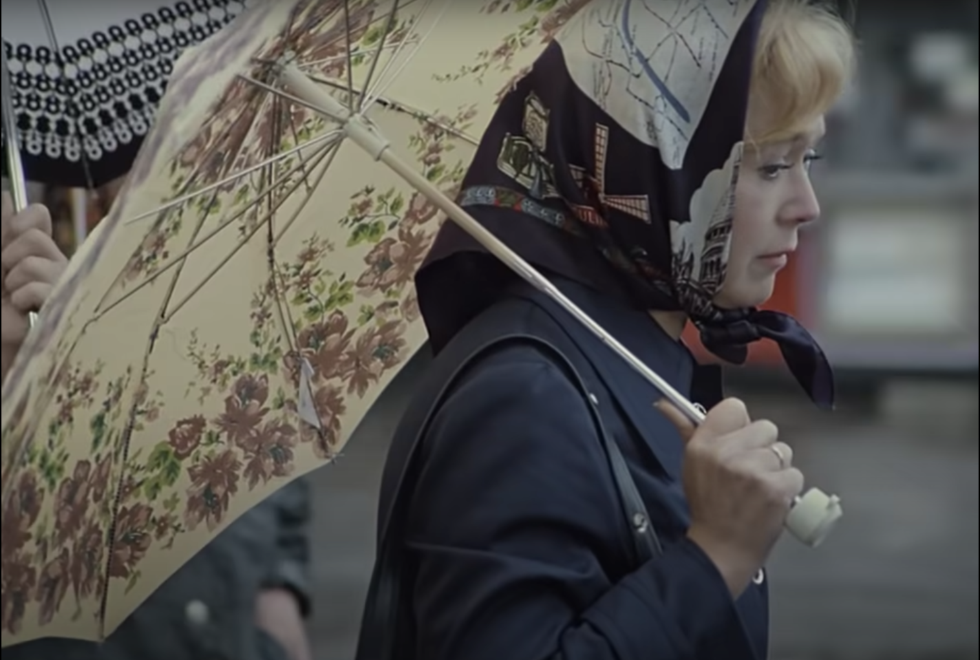 Обнаружен трогательный киноляп с зонтиком в фильме «Служебный роман»