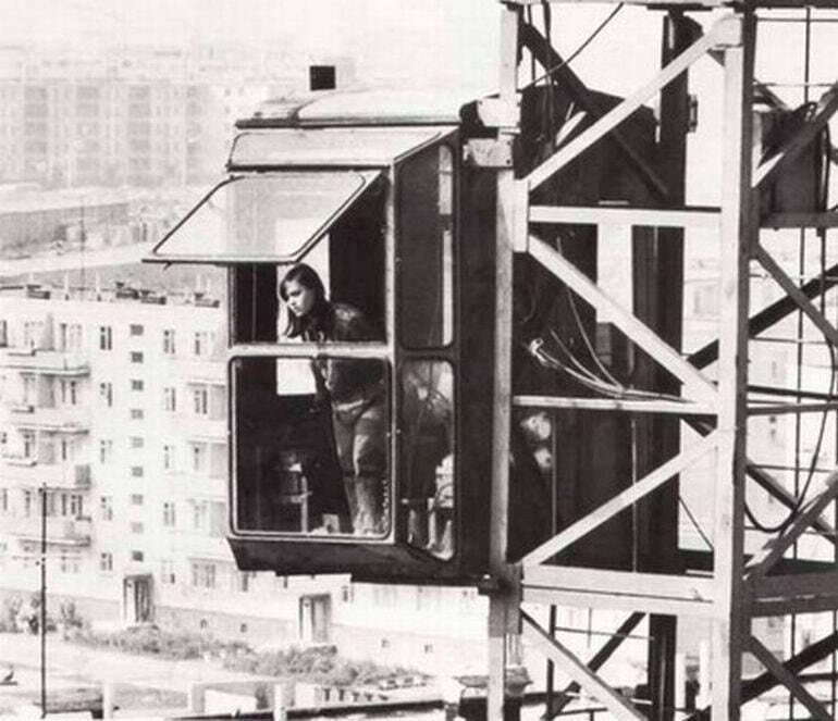 Фото 1974 года. Кpaновщица. Крановщики были элитой строительных профессий. Может тут есть кто работал на кране?