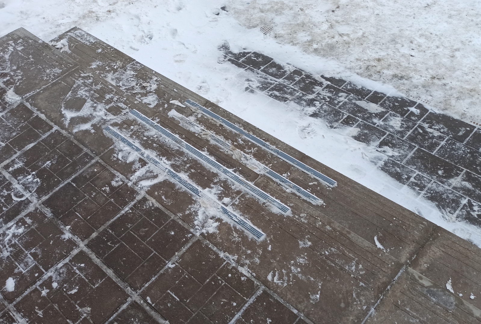 Поскользнулся, упал, очнулся – гипс. Кто виноват? В каком размере требовать компенсацию за падение в гололед?