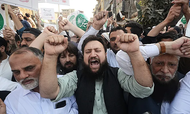 Почему Пакистан сейчас действует против афганских беженцев?