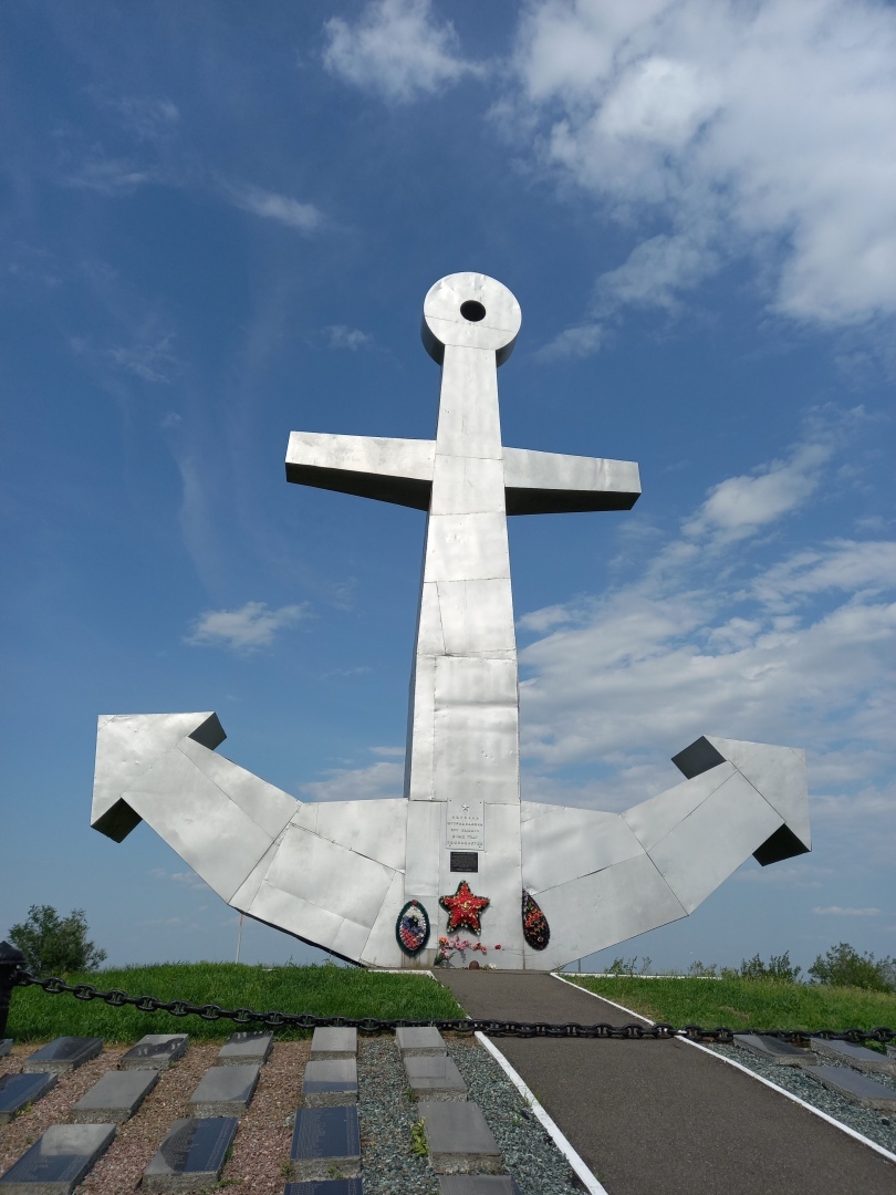 20-метровый памятник «Якорь» – символ мужества и героизма, у которого я склонила голову в честь погибших в ВОВ