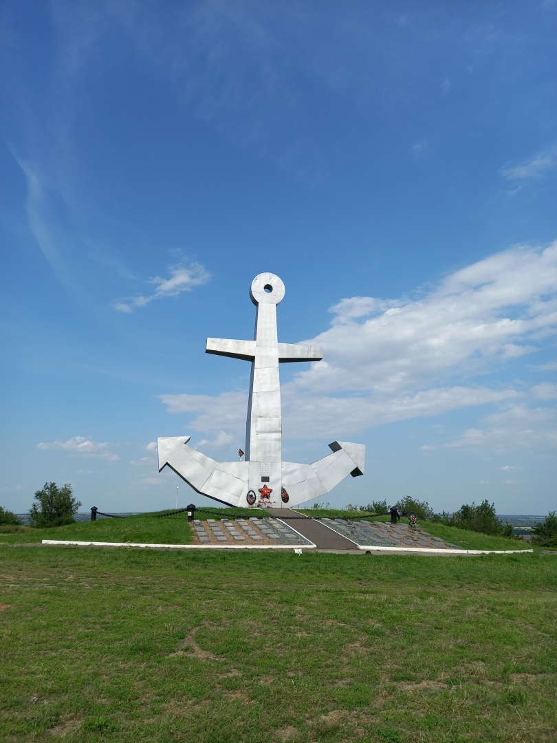 20-метровый памятник «Якорь» – символ мужества и героизма, у которого я склонила голову в честь погибших в ВОВ