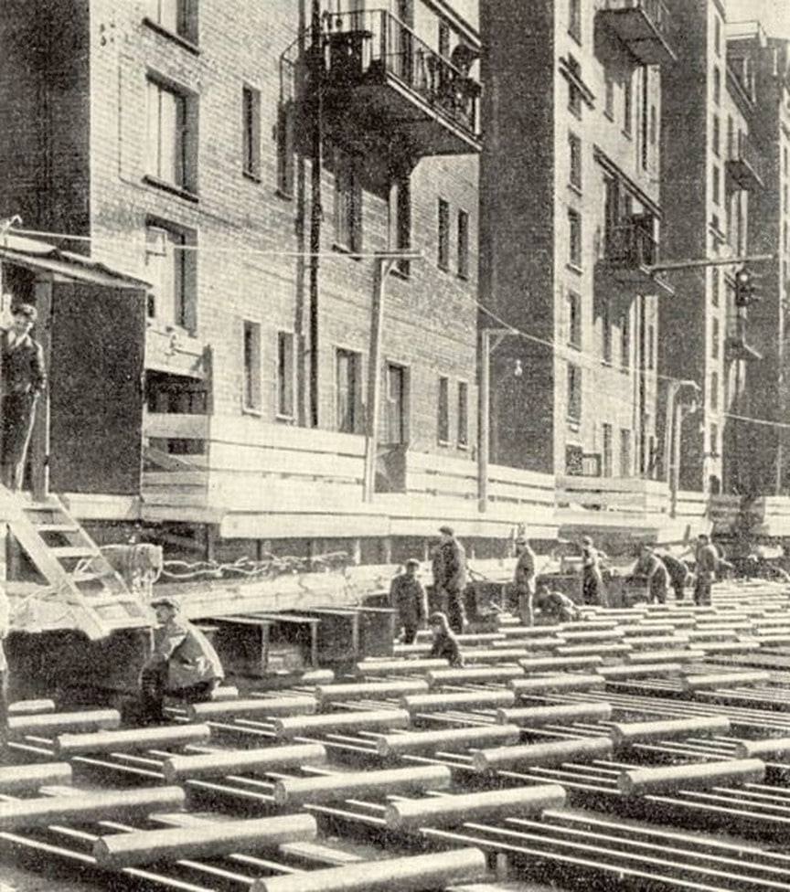 В СССР не только калоши выпускали, В СССР даже дома двигали. Технологии были новейшие и весь мир смотрел на достижения во всех отраслях.