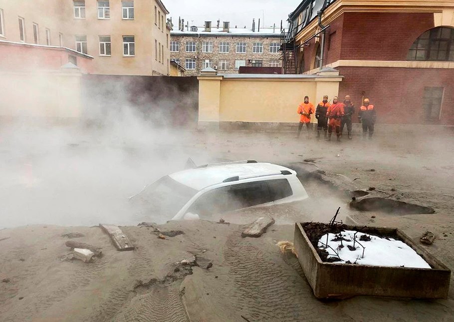После нас хоть потоп! Деньги за коммуналку собирают исправно, а вот менять изношенные советские трубы никто не собирается