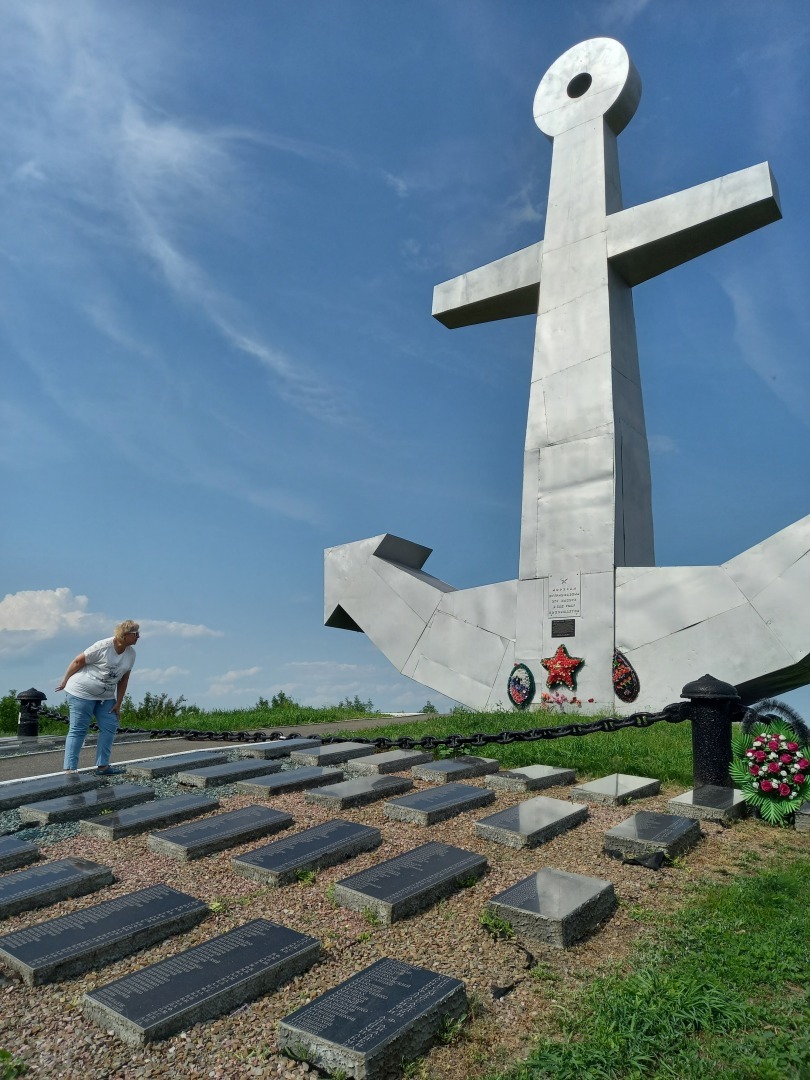 20-метровый памятник «Якорь» – символ мужества и героизма, у которого я склонила голову в честь погибших в ВОВ