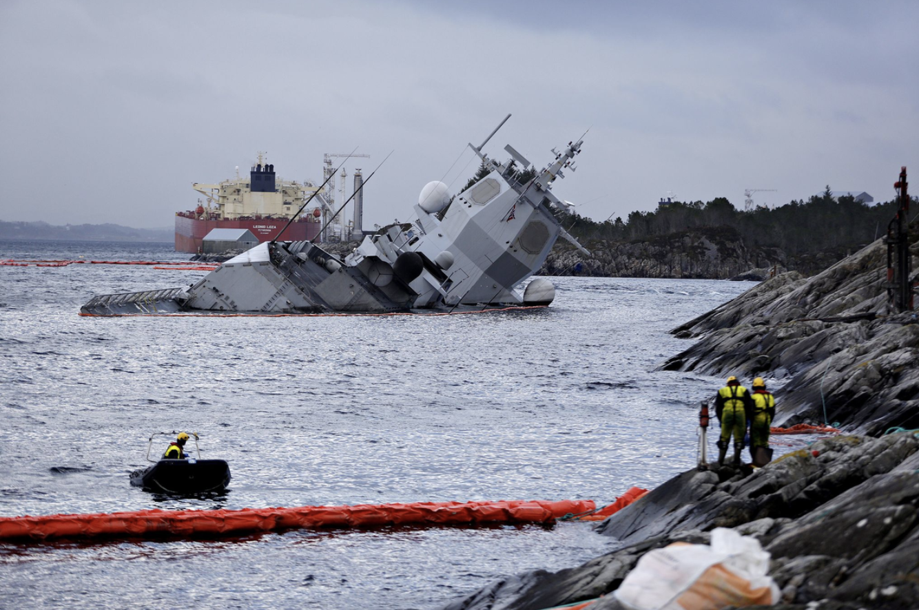 Сколько кораблей потопили украинцы за время. Фрегат ВМС Норвегии f 313 Helge Ingstad. Фрегат Helge Ingstad затонул. Фрегат Норвегии Helge Ingstad. Helge Ingstad корабль.