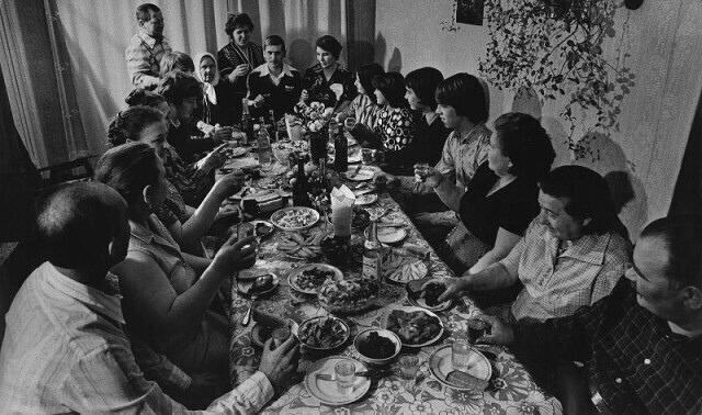 В Советском Союзе в армии служили почти все мужчины. Поэтому сложилась традиция – когда молодой человек уходил в армию, устраивать проводы, масштаб