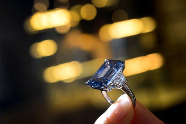 Бриллиант Bleu Royal Diamond, "лучший в своем классе", продан на аукционе Christie's почти за 44 миллиона долларов