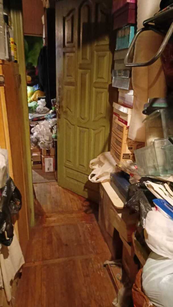 Запущенная адская квартира, но хозяева этого не видят. Им главное – окна помыть