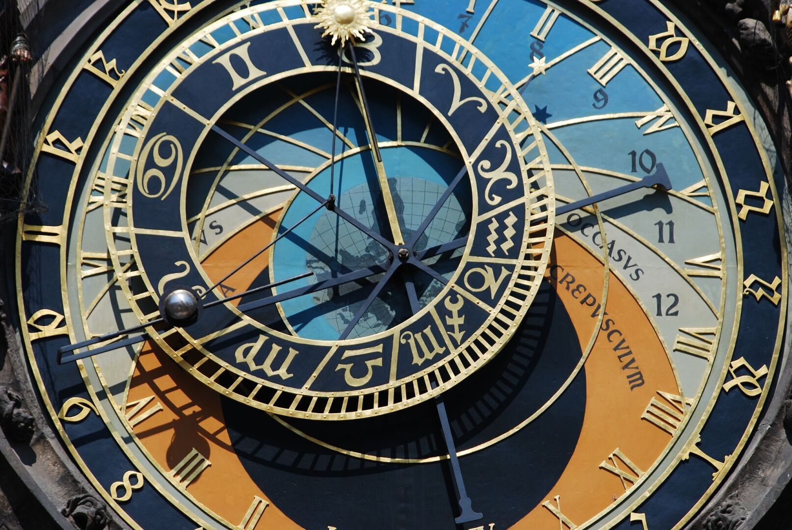 Путешествие во времени. Часы перемещения во времени. Часы путешественника во времени. Часы для путешествий.
