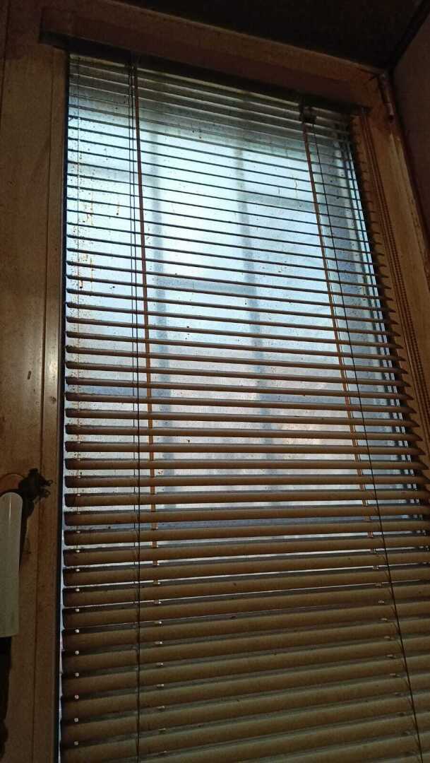 Запущенная адская квартира, но хозяева этого не видят. Им главное – окна помыть