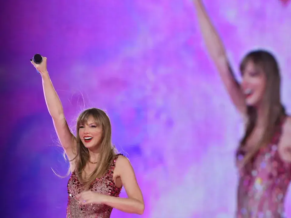 Тейлор Свифт устанавливает исторический рекорд седьмой номинацией на премии "Грэмми" в категории "Песня года"