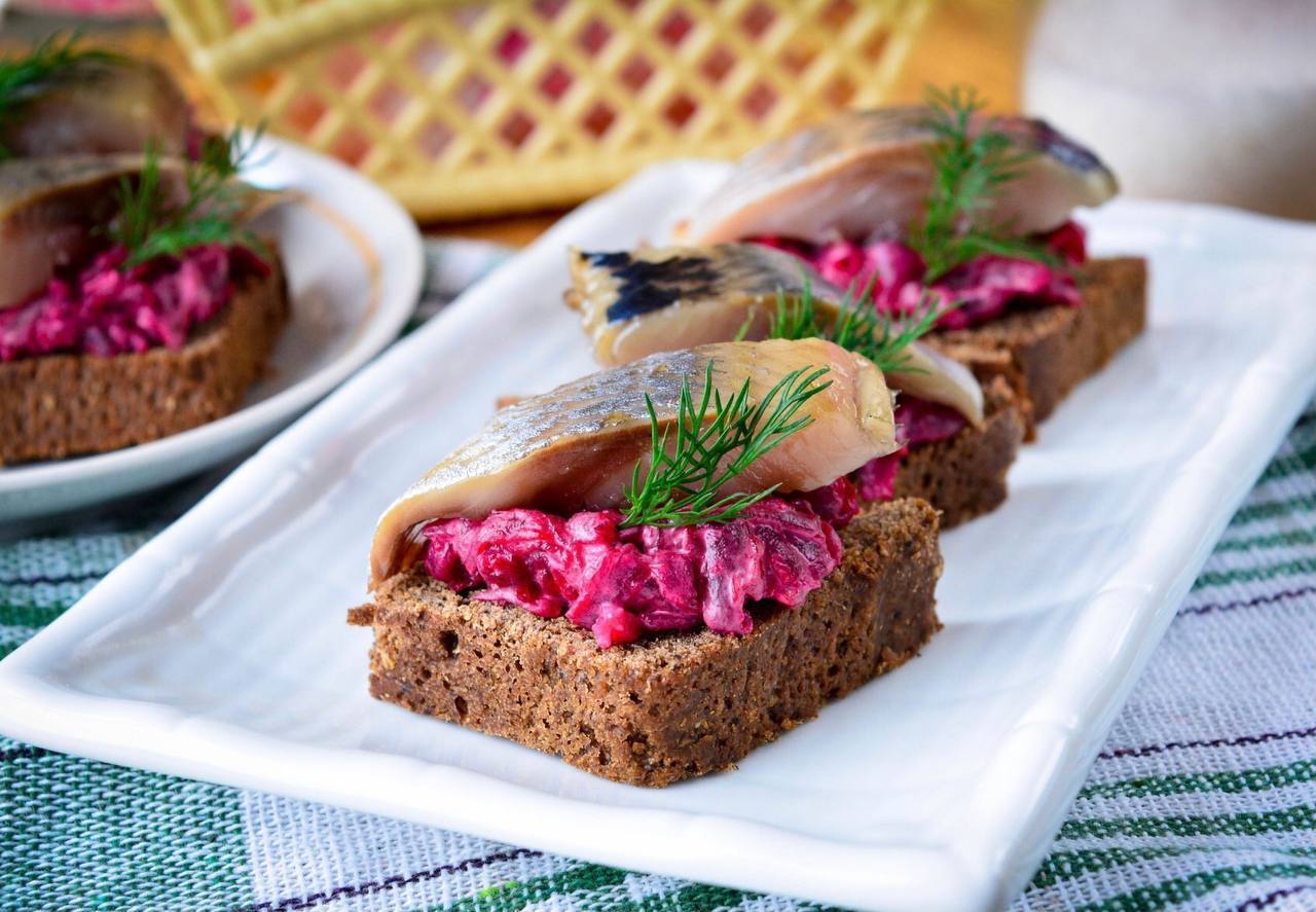 Свекольно-сельдевая брускетта: оригинальная закуска для гурманов