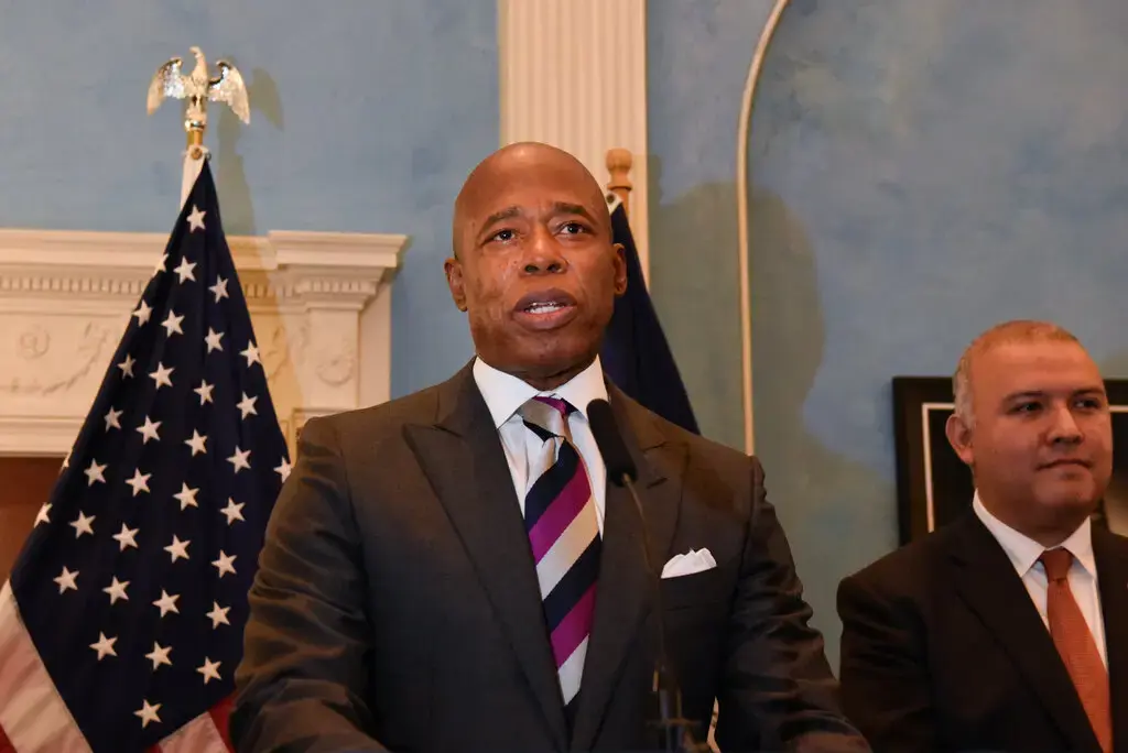 ФБР конфисковало телефоны Эрика Адамса на фоне усиления расследования кампании