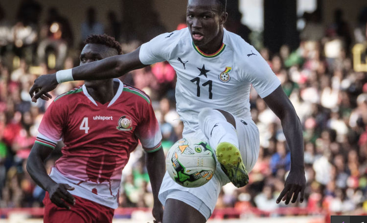 Внезапно упал на поле: игрок из Ганы погиб во время футбольного матча