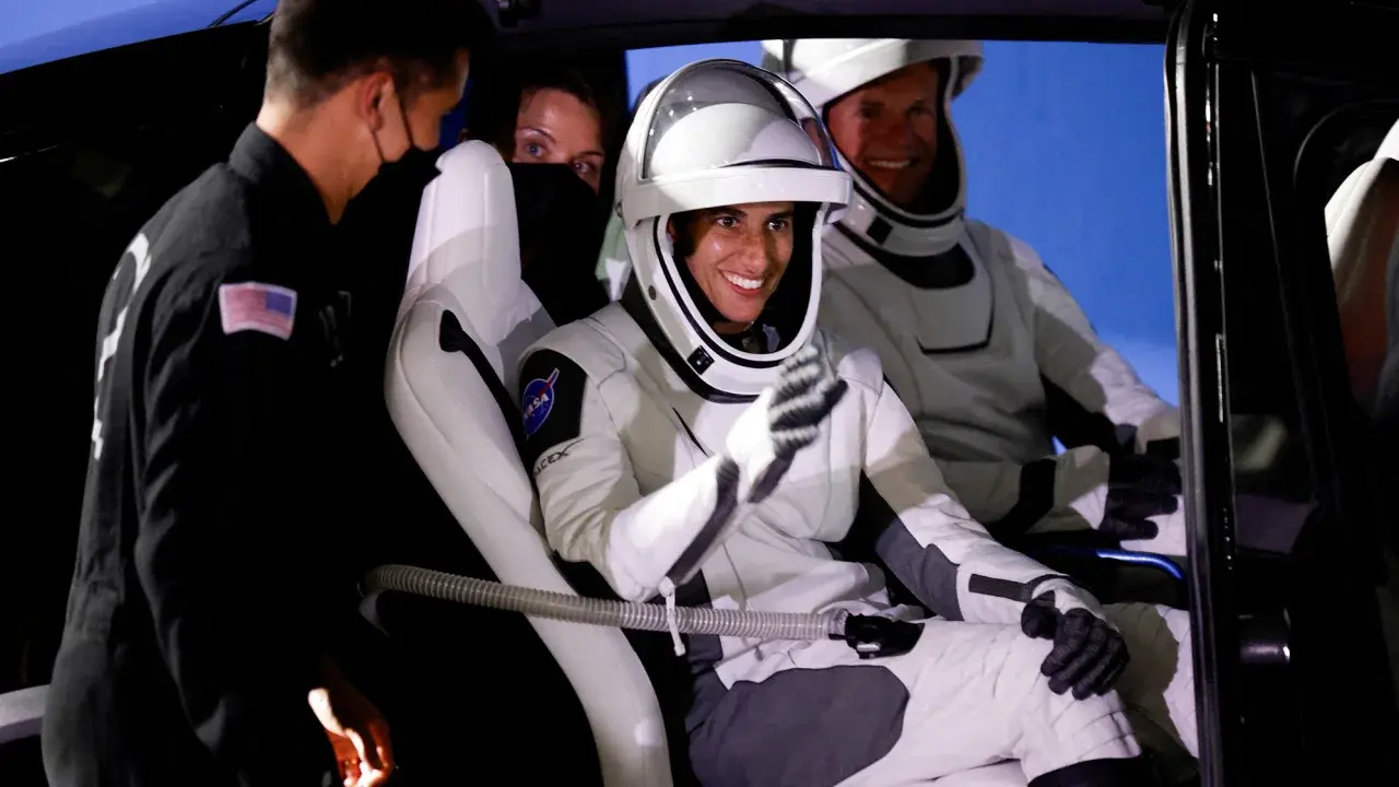 Астронавты случайно уронили сумку с инструментами во время выхода в открытый космос