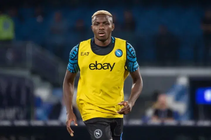 Виктор Осимхен показал две футболки Премьер-лиги, которые были у него в детстве