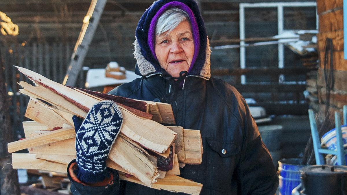 Бабушка с дровами. Зимняя деревня у бабушки. Деревня бабушка с дровами. Бабушка за столом в деревне.