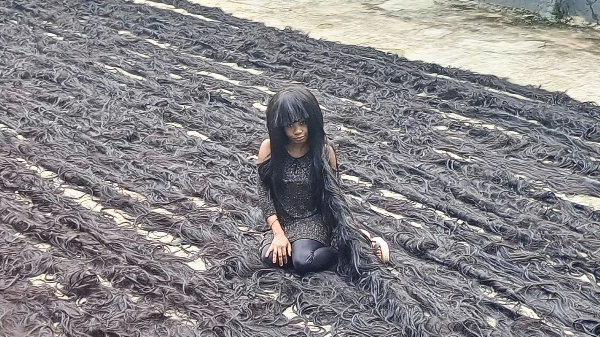 Женщина сделала рекордный парик длиннее семи олимпийских бассейнов