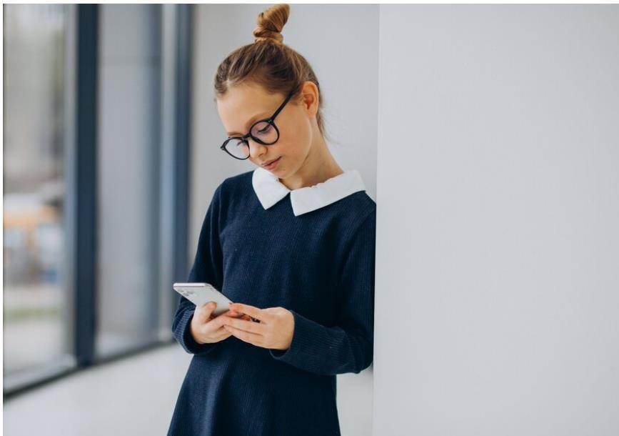 Госдума одобрила законопроект об ограничении телефонов в школах