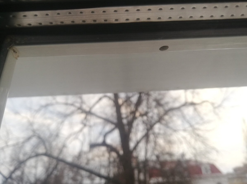 Сделал маленькие отверстия в пластиковом окне. Рассказываю зачем