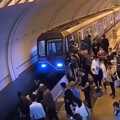 Геройский поступок: молодой человек спас пенсионера, упавшего на рельсы.