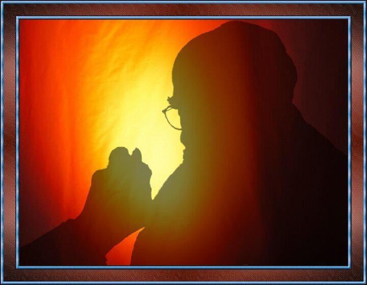 За импровизированным экраном тень героя популярного фильма.