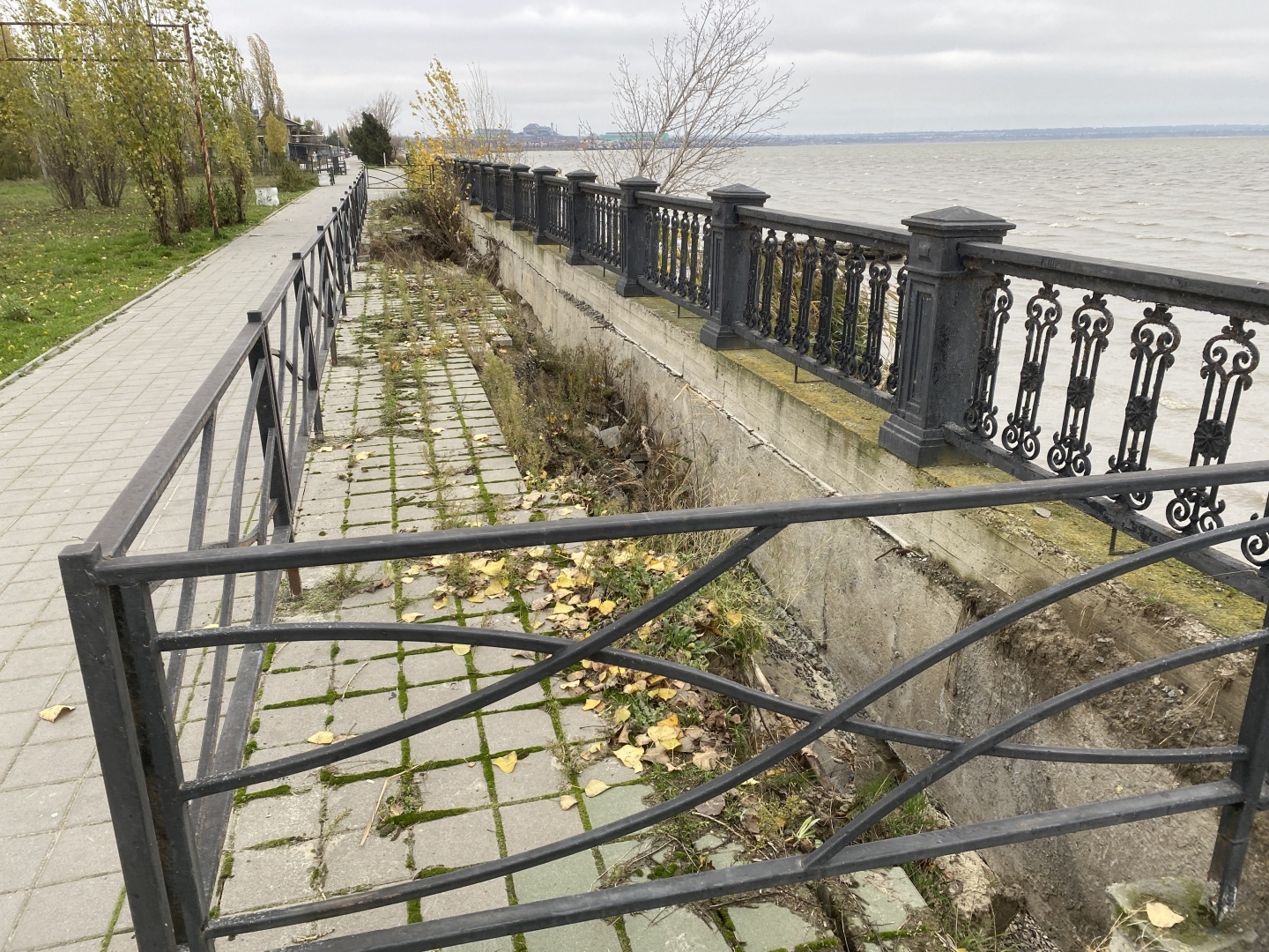 Экстремальная прогулка по Набережной Таганрога. Ни души, кроме шатающихся блогеров.