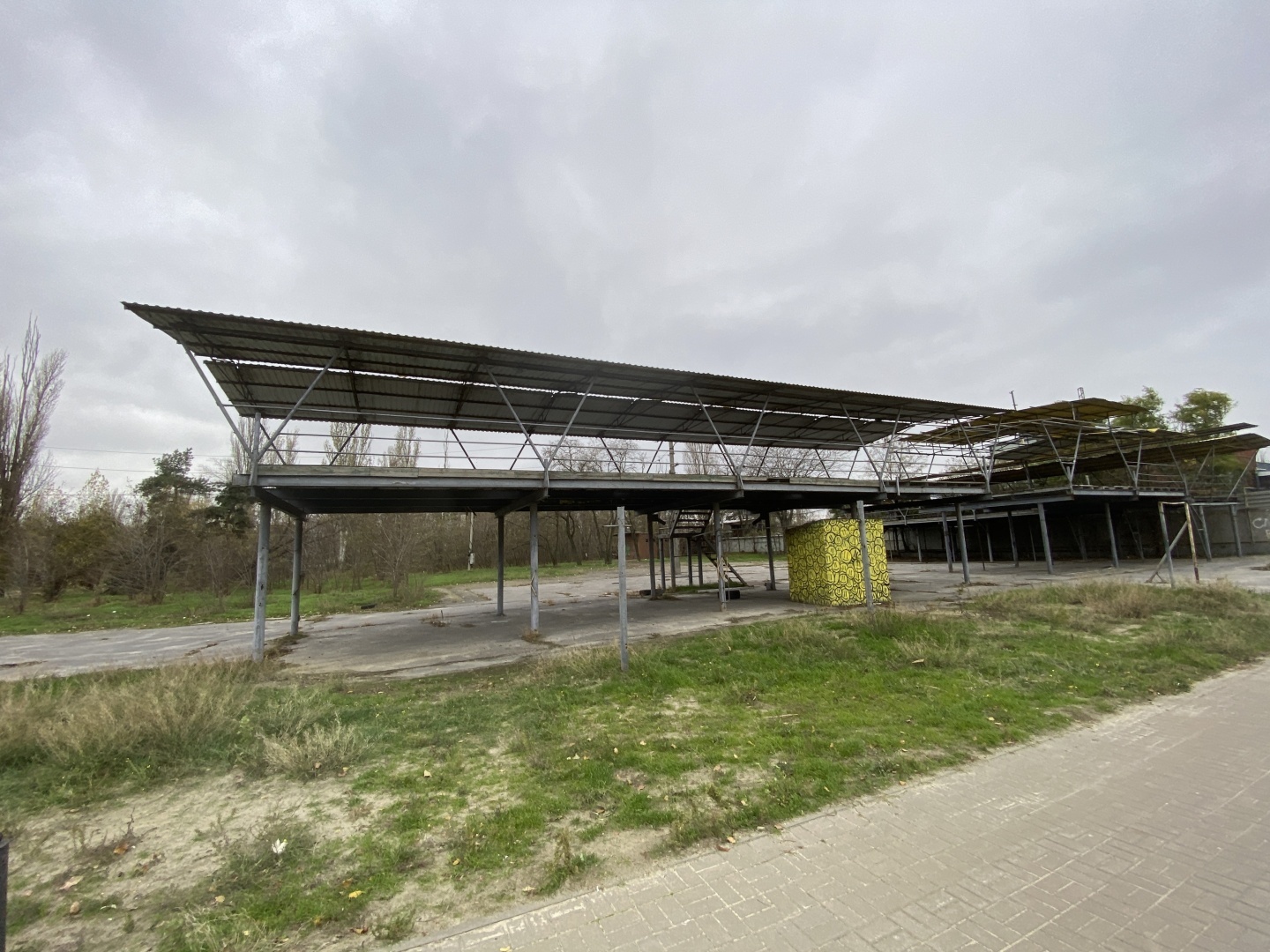 Экстремальная прогулка по Набережной Таганрога. Ни души, кроме шатающихся блогеров.