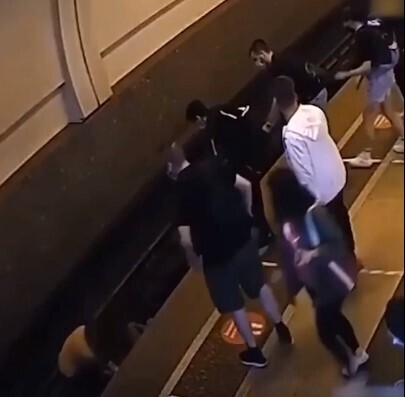 Геройский поступок: молодой человек спас пенсионера, упавшего на рельсы.