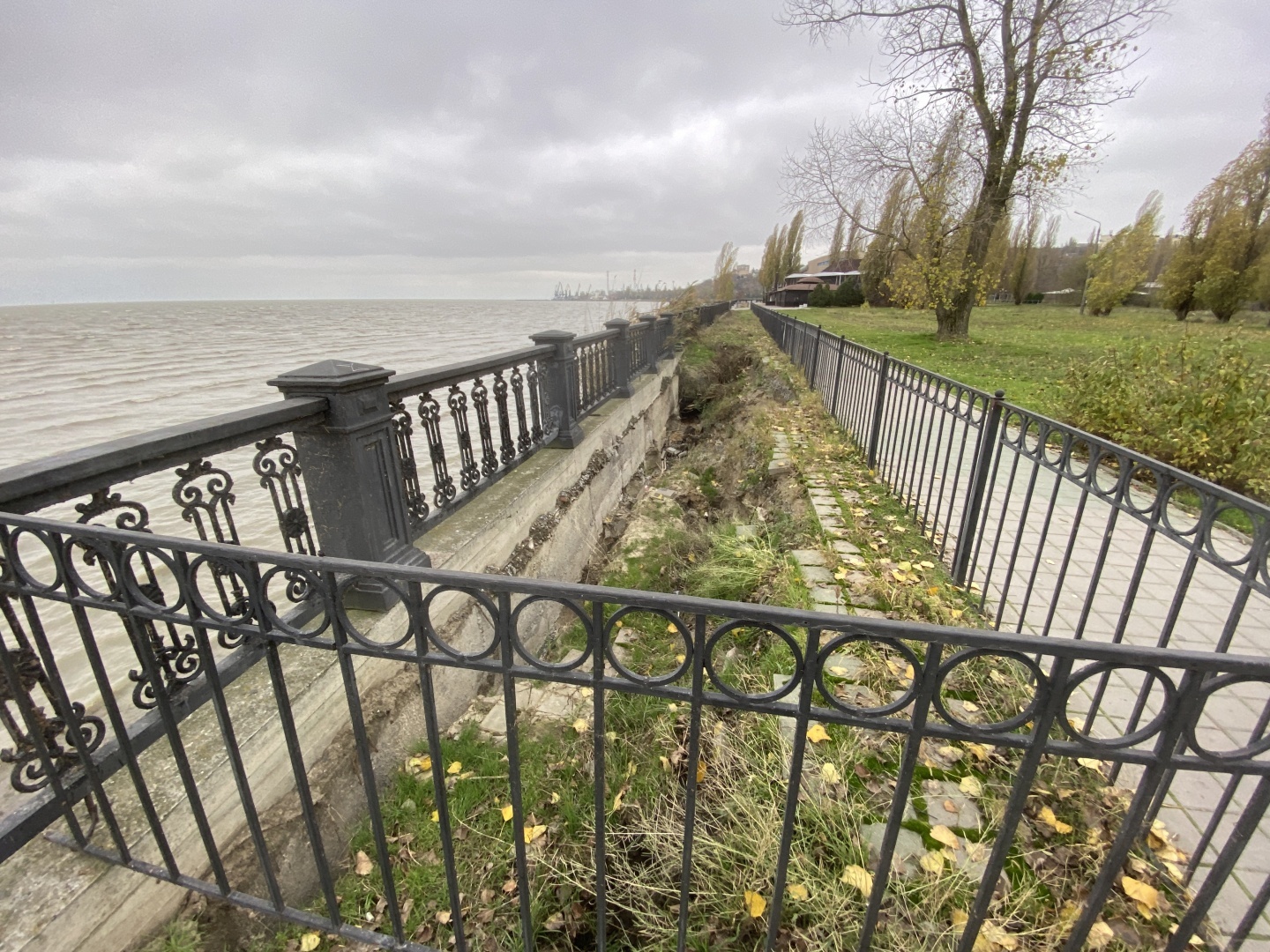 Экстремальная прогулка по Набережной Таганрога. Ни души, кроме шатающихся блогеров.