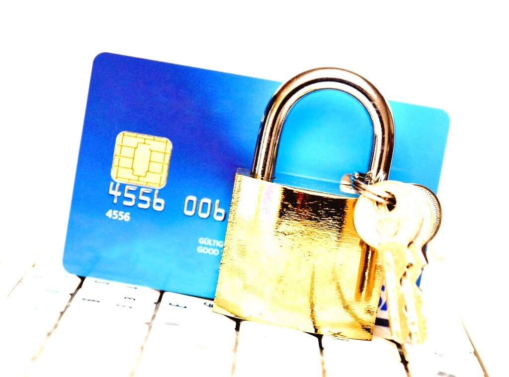 Какие счета не видят приставы. Об этом никому не говорят!